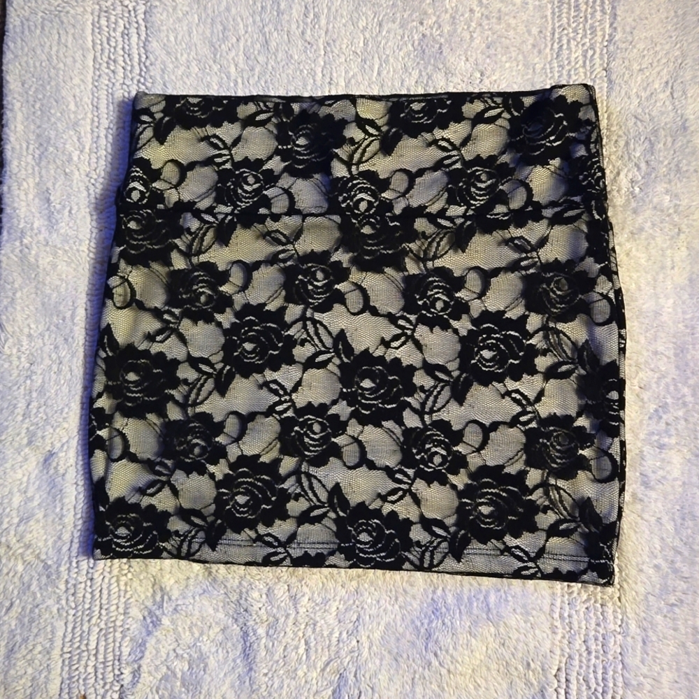 Jrs. Short blk lace stretch skirt.  Wide band. Size small.  Made by Body Central